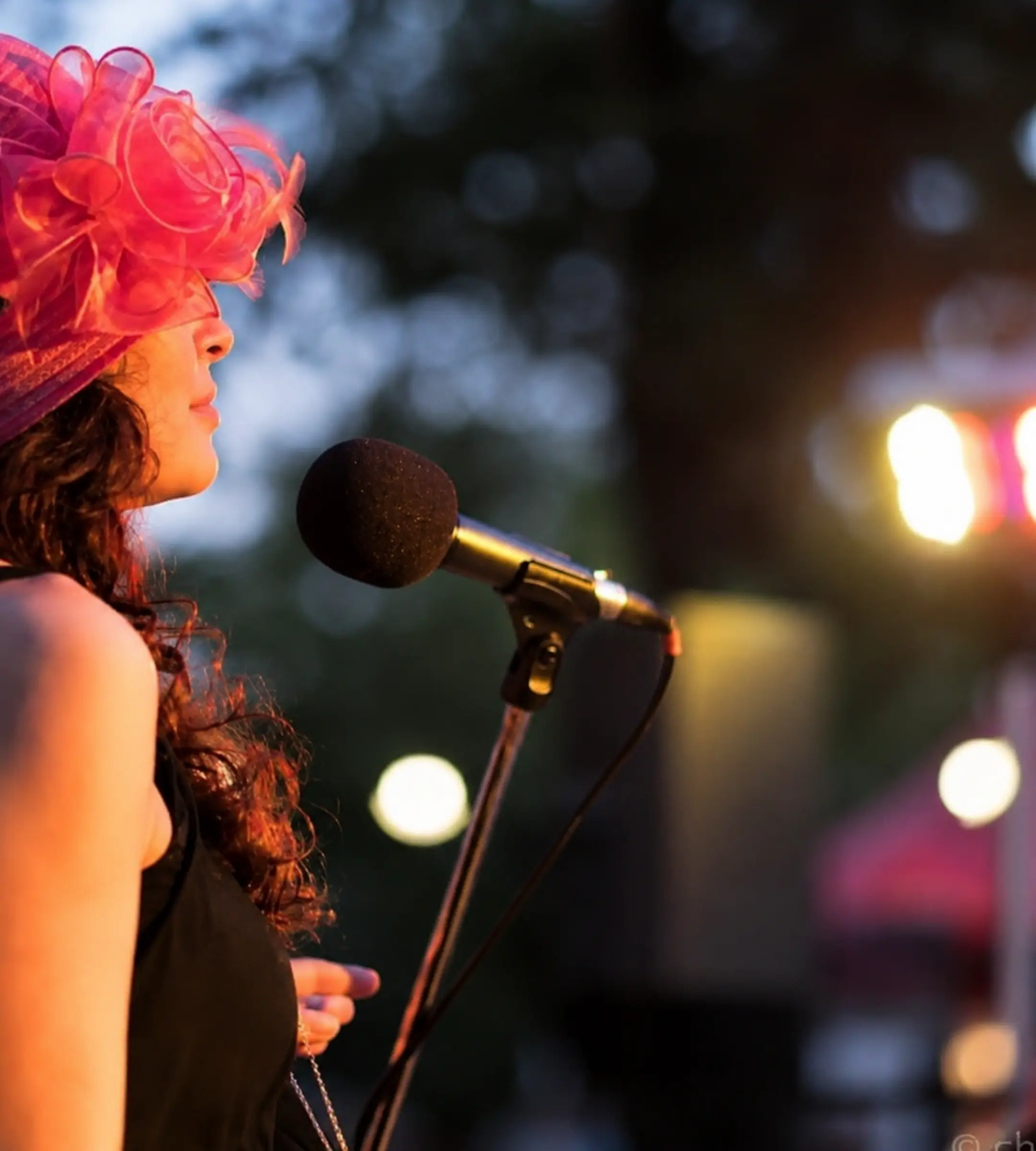 Rachel chante sur scène