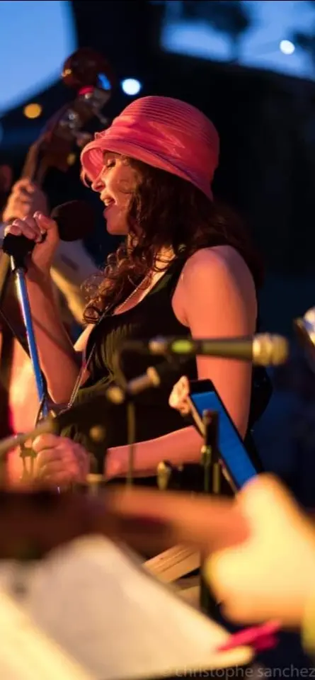 Rachel Floricourt chantant sur scène