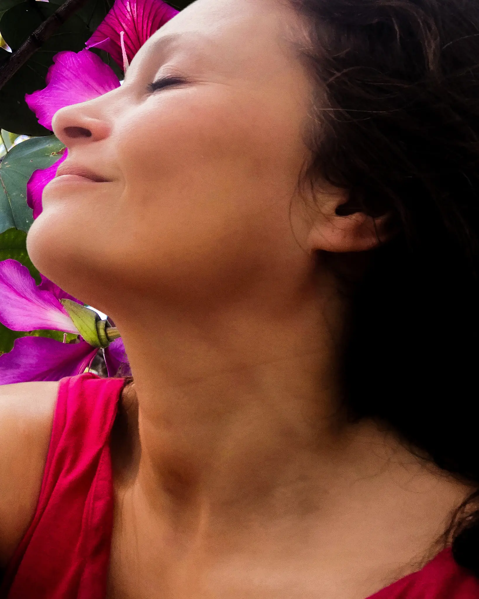 Portrait naturel de Rachel Floricourt parmi les fleurs